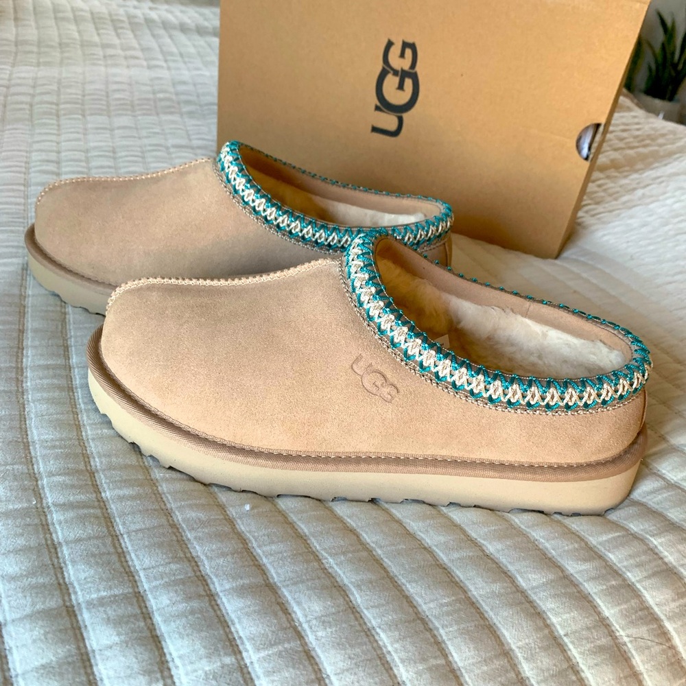 Ugg Tasman in Driftwood & White Pepper. New in Box!